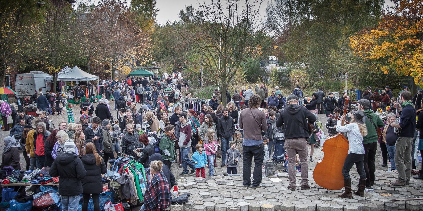 Der Flohzinn-Flohmarkt vor den Zinnwerken in Wilhemsburg, © Benno Tobler