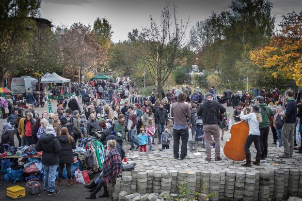 Der Flohzinn-Flohmarkt vor den Zinnwerken in Wilhemsburg, © Benno Tobler