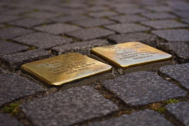 Stolpersteine, © Bild von Hans auf Pixabay